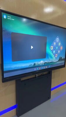 Stand papan tulis interaktif dengan kapasitas beban 100 kg dan roda rem 360 ° untuk TV 55-86 inci