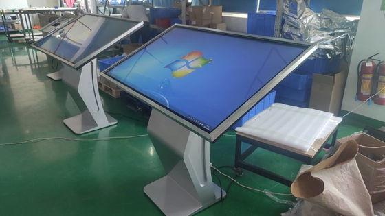 CE FCC LED 43 inci Kiosk Iklan Tampilan Interaktif Sentuh Digital Signage Windows Sistem Untuk Iklan Bisnis