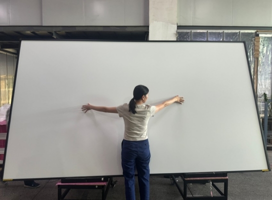 Papan tulis interaktif 4K dengan pena / sentuhan jari dan kamera / mikrofon opsional