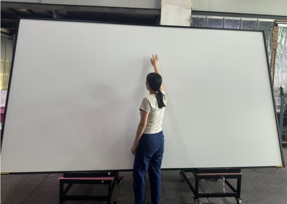 Papan tulis interaktif 4K dengan pena / sentuhan jari dan kamera / mikrofon opsional