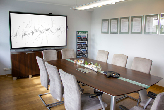 Resolusi 4K dan AC Power Supply Interaktif Flat Panel Display untuk Kuliah