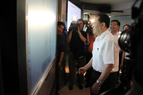 Papan tulis interaktif dengan LED tinggi dengan pilihan kamera terintegrasi atau eksternal dan mikrofon yang dipasang di dinding/stand mobile ≥IP5X
