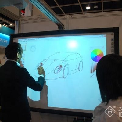 20 Touch Points Iboard Interaktif Whiteboard dengan bahan rangka aluminium dan mobile stand yang bergerak