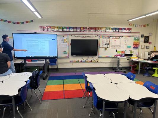 Mode Penulisan Jari Atau Objek Opaque Monitor Interaktif Dilengkapi dengan 4GB atau 8GB RAM Membuat Tanggapan Sentuh Lancar Dan Aliran Kerja Untuk pendidikan sekolah mengajar papan tulis interaktif